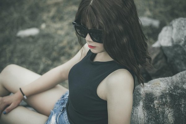 Débardeurs rock : l'esprit audacieux et éthique de poulettes